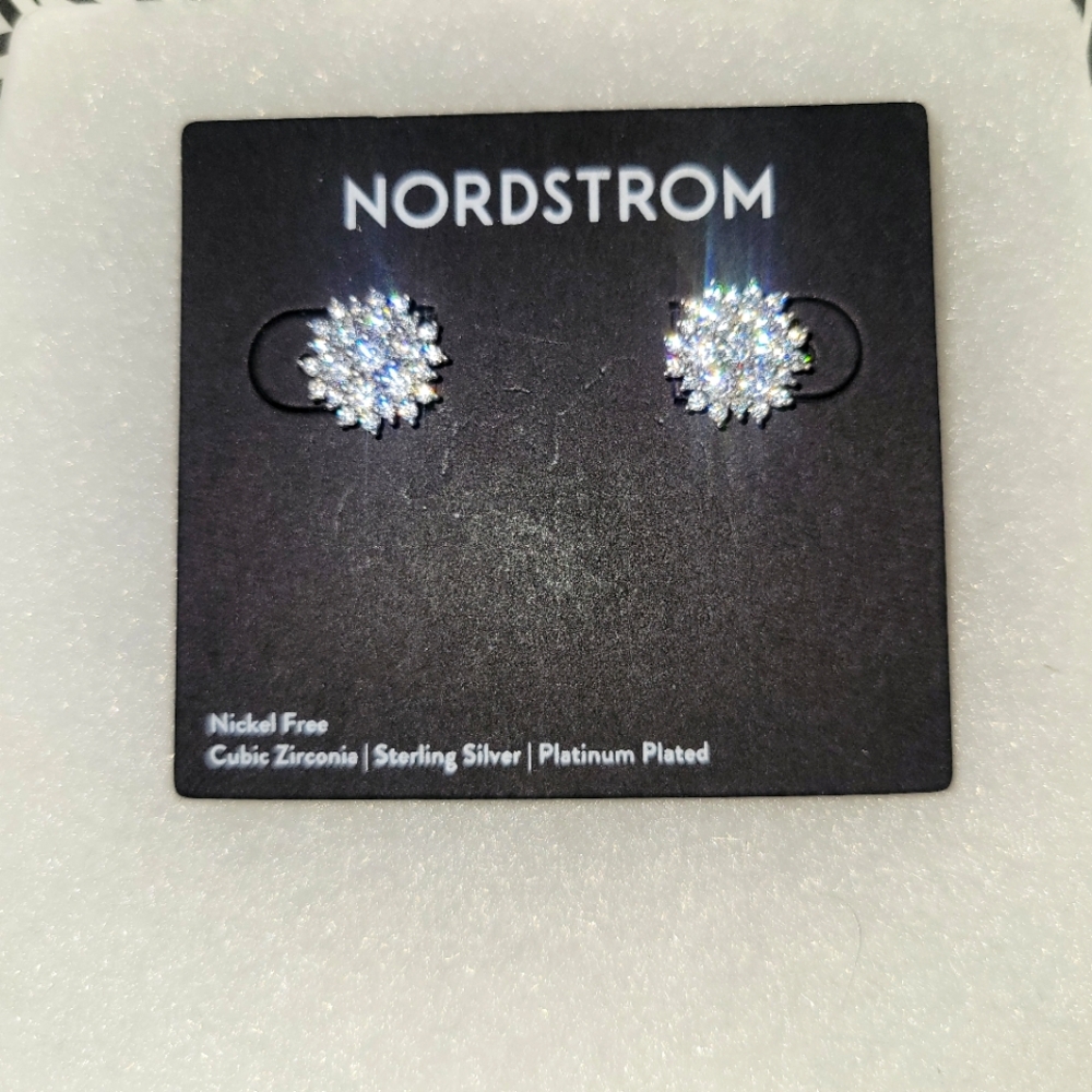 GORGEOUS NORDSTROM DIAMOND CZS CLUSTER STUDS